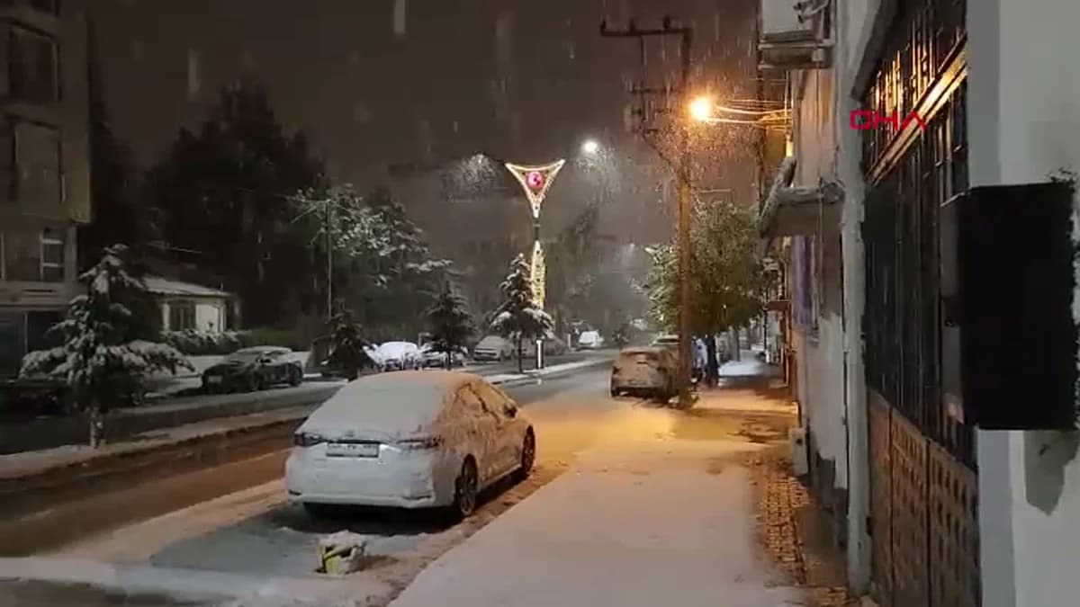 Afyonkarahisar Beyaz Örtü Altında: 11 İlçede Eğitim Tatil, Yollar Ulaşıma Kapandı!
