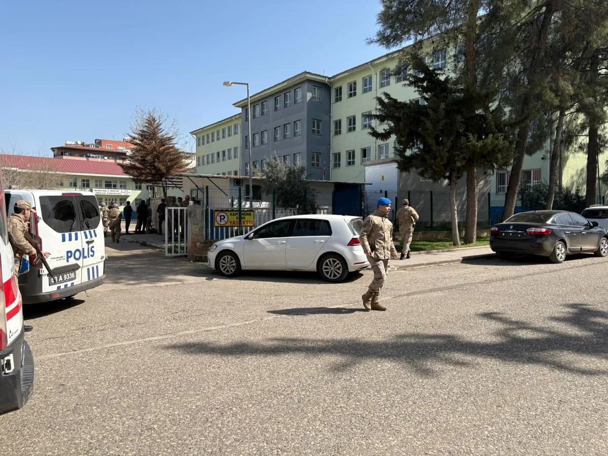 Şanlıurfa’da Liseye Silahlı Saldırı: 7 Yaralı