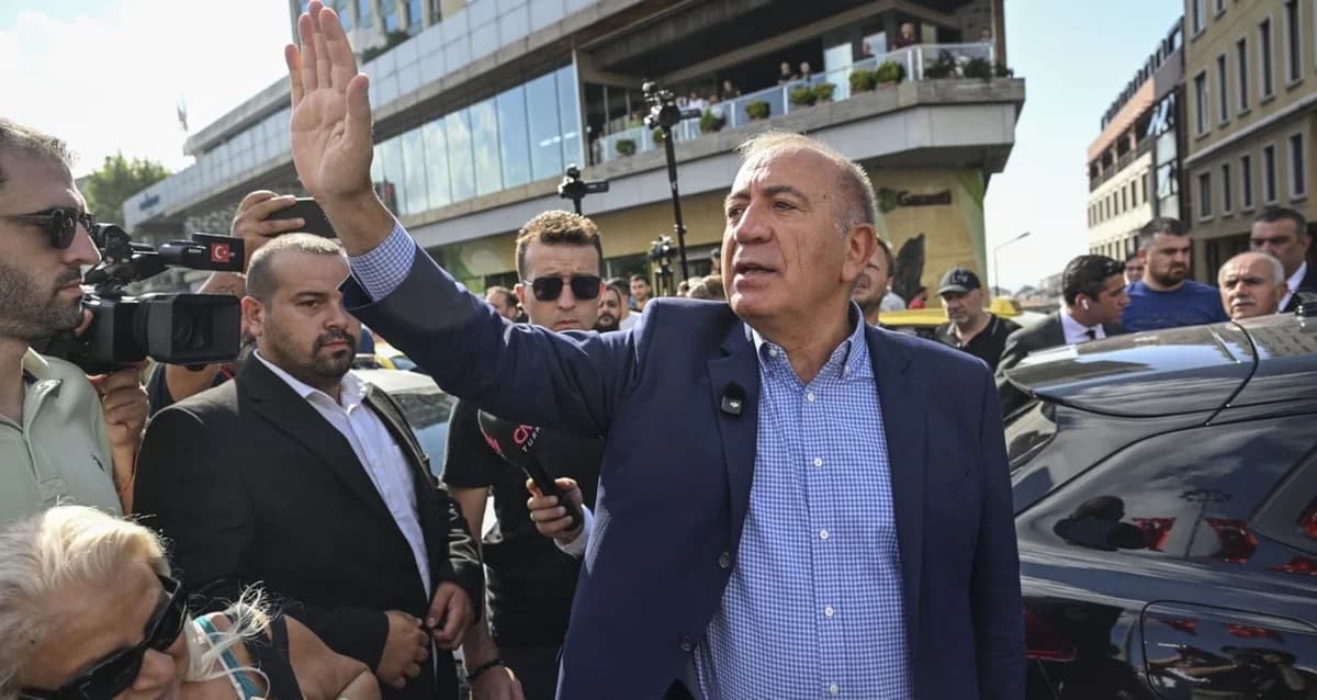 CHP’de kriz derinleşiyor: Gürsel Tekin çakarlı araçla binaya girdi, tartışmalar büyüyor
