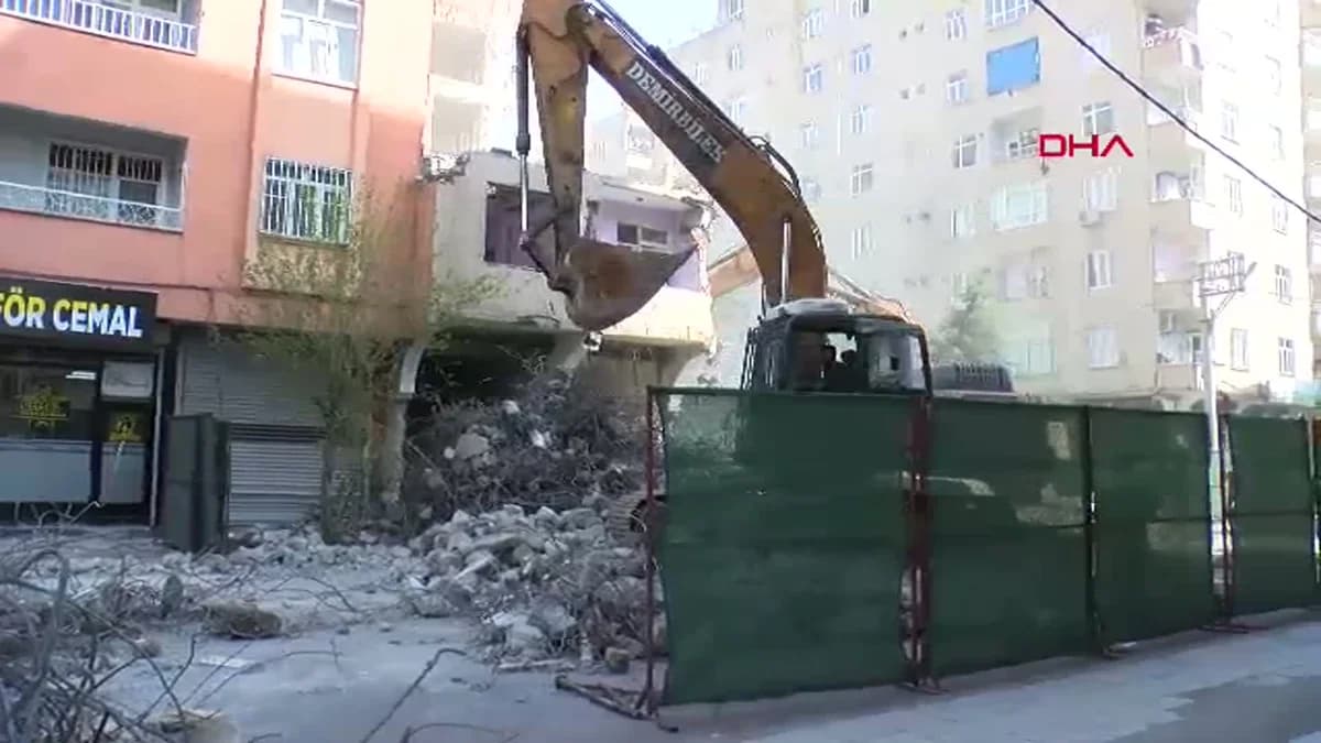 Diyarbakır’da Yıkım Sırasında İnanılmaz Tespit: Bitişik Apartmanda Duvarlar Yerine Boşluk Var!