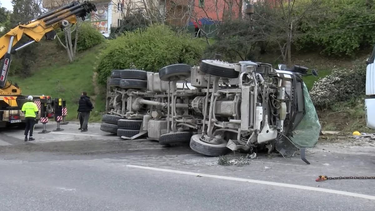 Üsküdar’da Lastiği Patlayan Beton Mikseri Devrildi