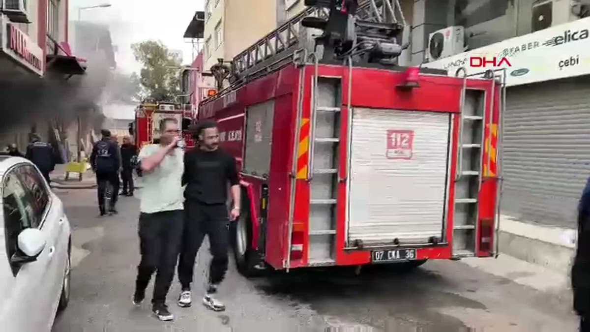 Antalya’da Mobilya Deposunda Korkutan Yangın: Dumanlar Gökyüzünü Kapladı