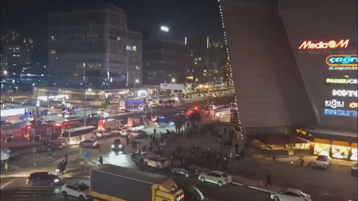 İstanbul Kağıthane’de Alışveriş Merkezinde Yangın Çıktı