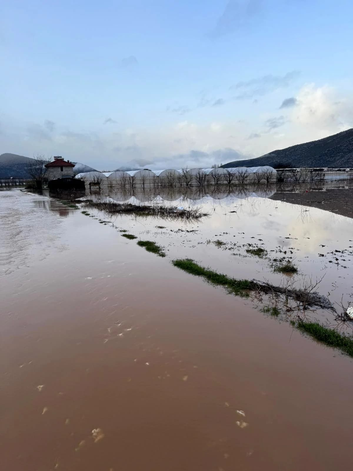 Antalya’da Şiddetli Sağanak; Dereler Taştı, Tarım Arazileri Su Altında Kaldı