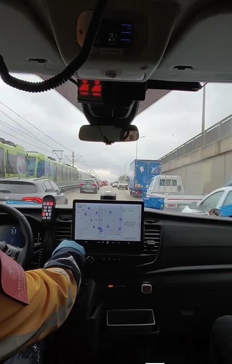 Ambulansa ‘Hayat Koridoru’ Açarak Sağduyulu Davranış