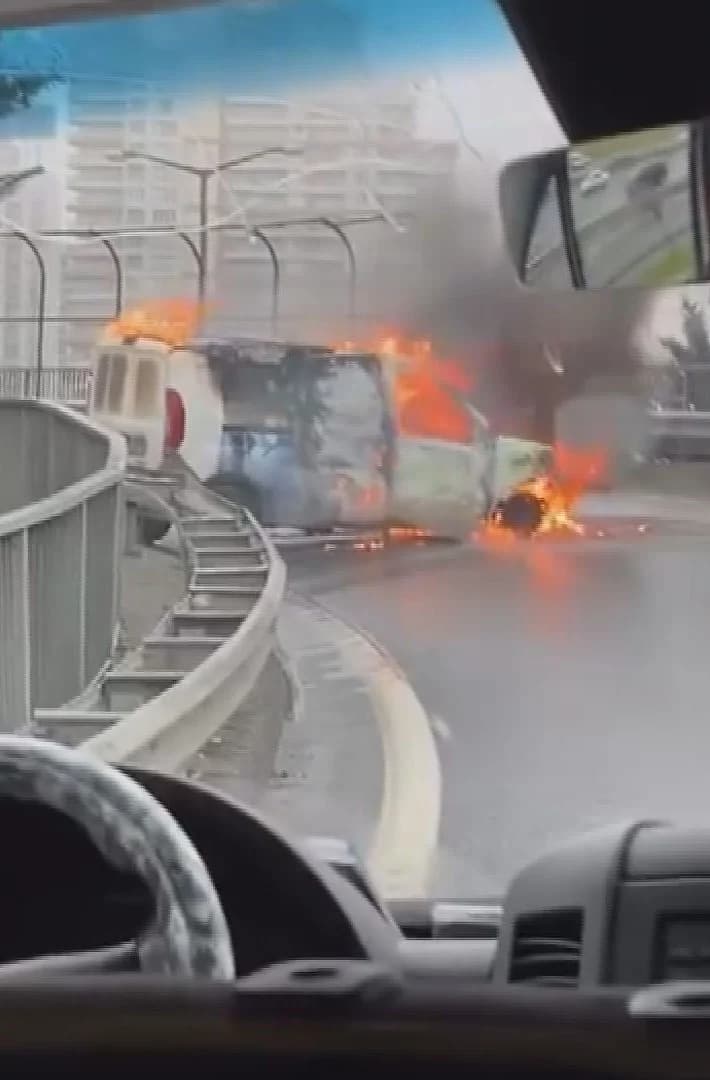Esenyurt TEM Otoyolu’nda Seyir Halindeki Hafif Ticari Araç Yandı