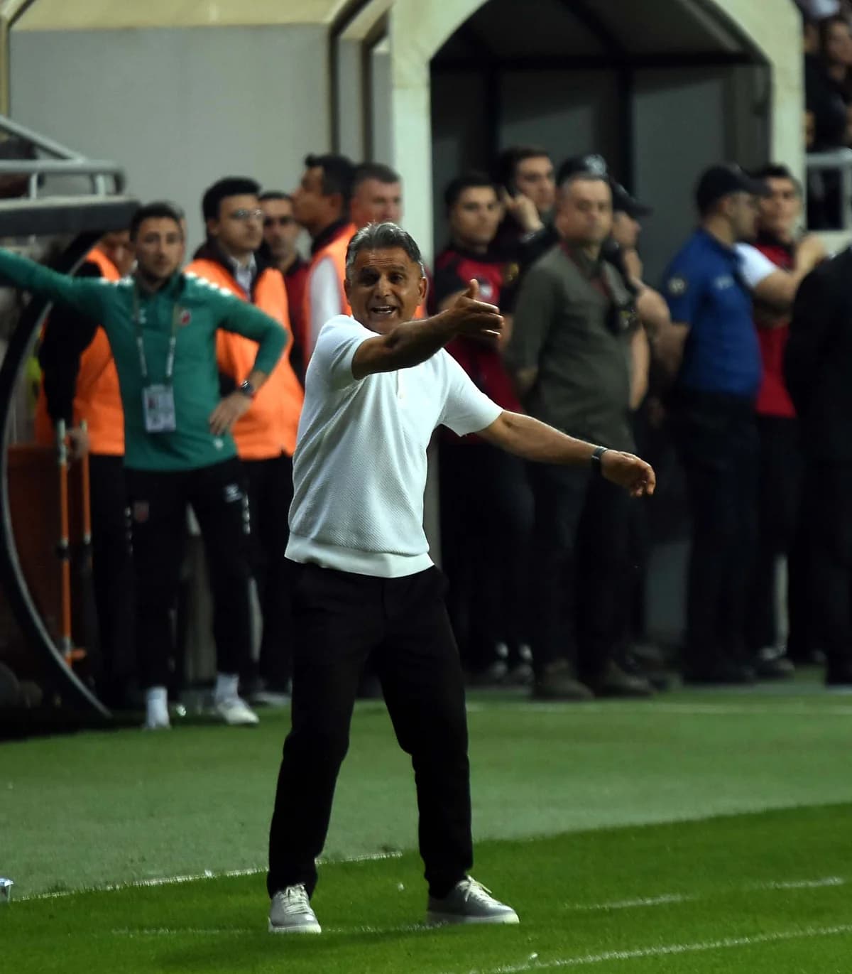 Karşıyaka’da Yeni Sezon Öncesi Tehlike Çanları: Transfer Yasakları ve Sözleşme Fesihleri Yeşil-Kırmızılı Takımı Zorlu Bir Süreç Bekliyor