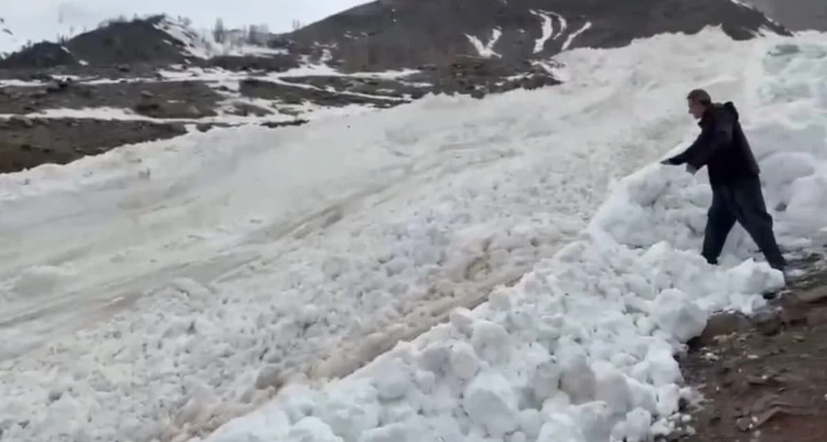 Hakkari’de Çığ Düşme Anı Anbean Görüntülendi