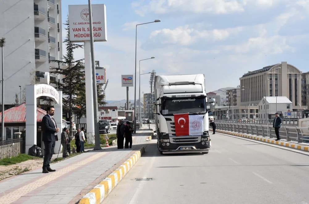 Türkiye’den İran’a Tıbbi Yardım Eli: 6 TIR Dolusu Hayati Malzeme Gönderildi
