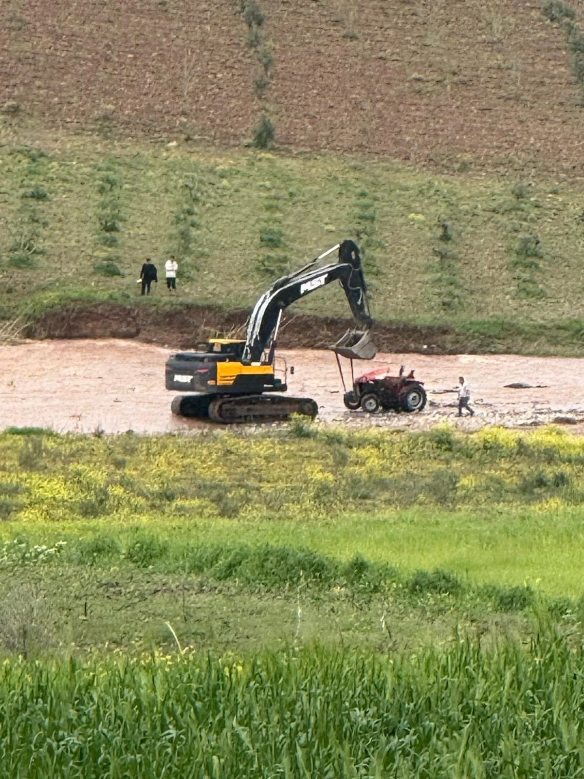 Sağanak Afrin Çayı’nı kabarttı: Traktör sürücüsü mahsur kaldı, kurtarma operasyonu başlatıldı