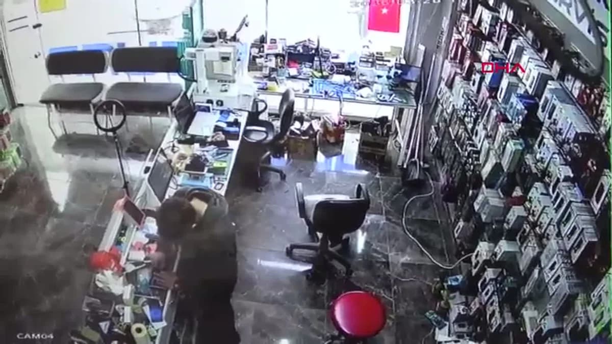 Aksaray’da Patlayan Cep Telefonu Bataryası, O Anlar Güvenlik Kamerasında