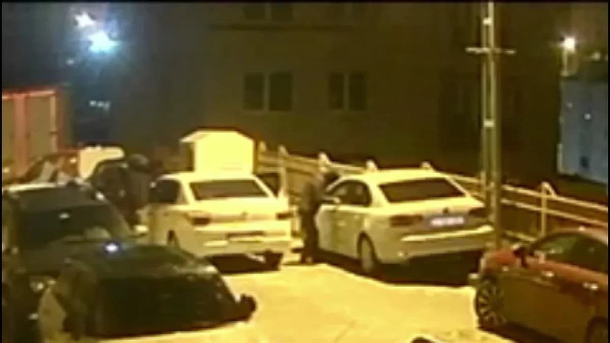 İstanbul’da Lüks Otomobillerden ‘Hayalet Ekran’ Çalan İki Hırsız Yakalandı