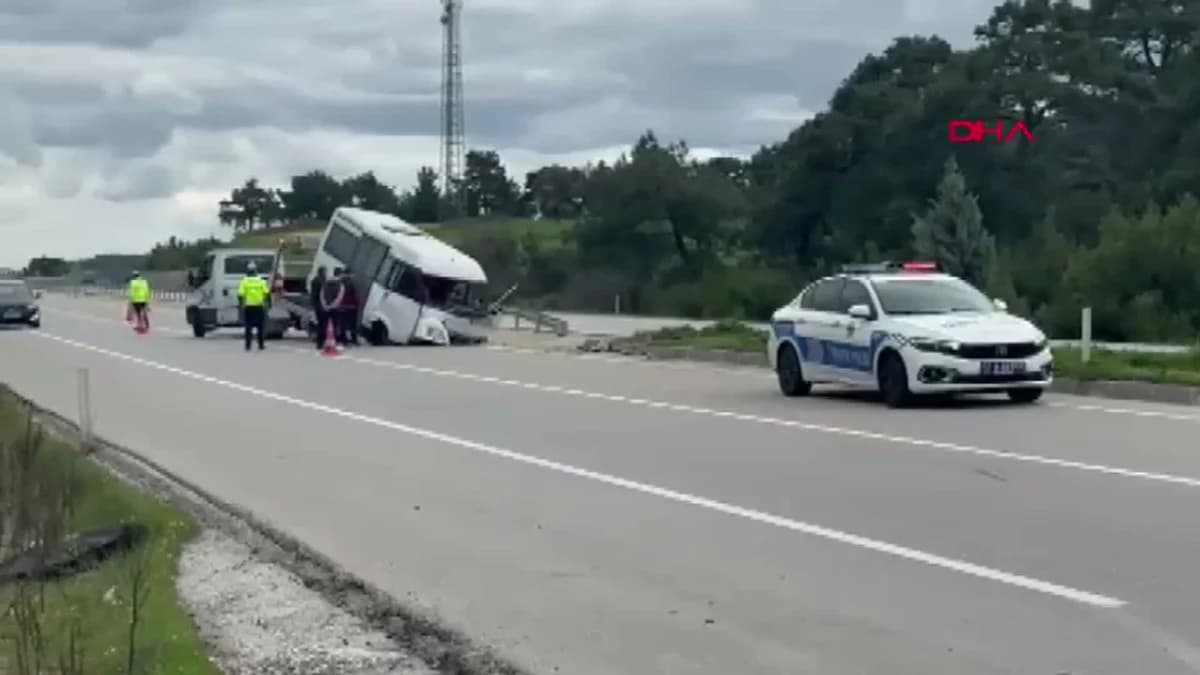 Çanakkale’de Minibüs Refüjdeki Ağaca Çarptı: Baba ve Oğul Yaralı