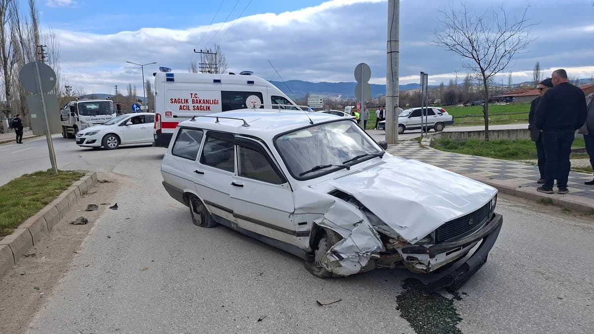 Kütahya’da İki Araç Çarpıştı: 2 Yaralı