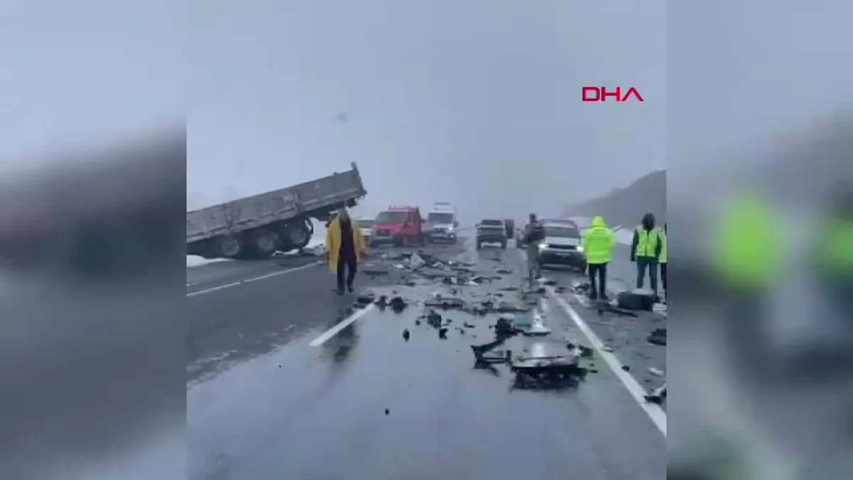 Bitlis’te otomobil TIR’a çarptı: Karı-koca hayata veda etti, 5 yaralı