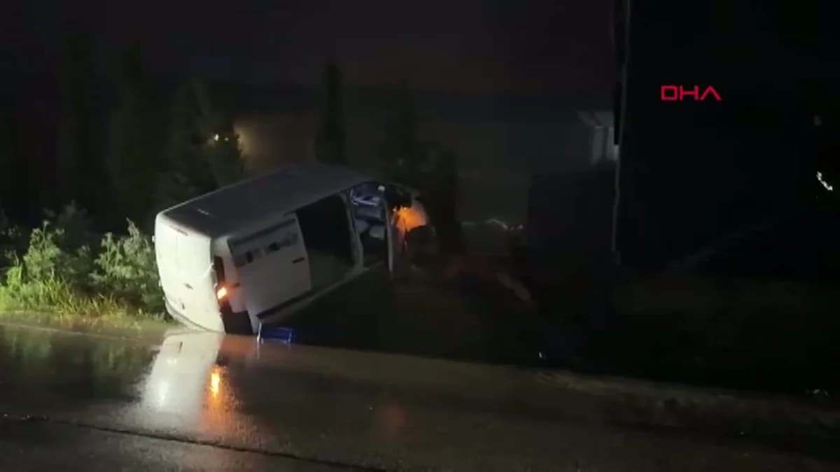 Antalya’da Korkutan Kaza: Minibüs Sulama Kanalına Uçtu, Sular Yola Aktı