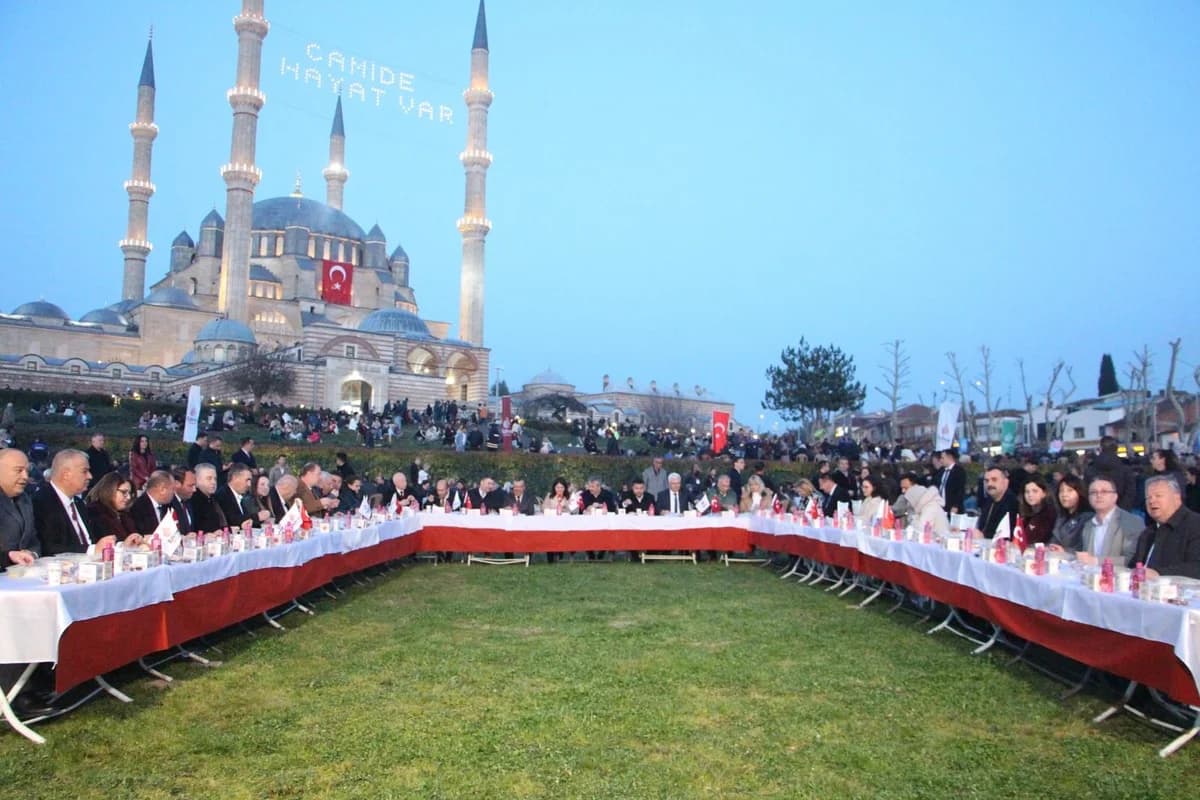 Edirne’de 7.500 Kişi Kadir Gecesi İftarında Buluştu