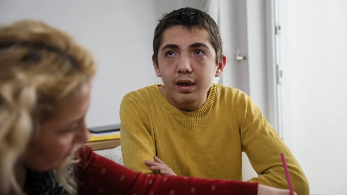 Otizmli Mehmet’in Merdivenden Düşüş Anı Güvenlik Kamerasında Görüntülendi