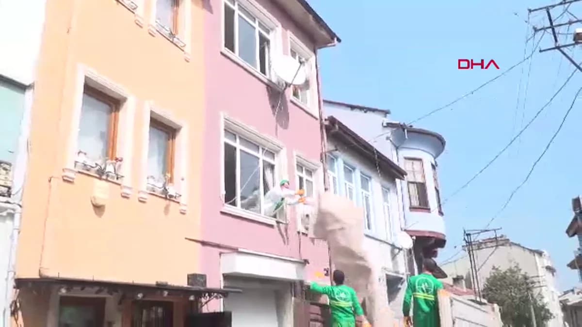 Bursa’da Mahkeme Kararıyla Boşaltılan Çöp Evden 4 Kamyon Atık Çıkarıldı