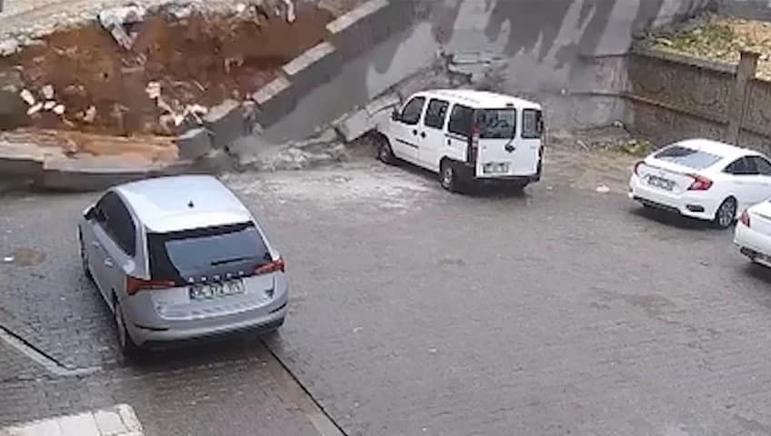 Şanlıurfa’da Sağanak Yağış Cadde ve Sokakları Su Baskınına Maruz Bıraktı