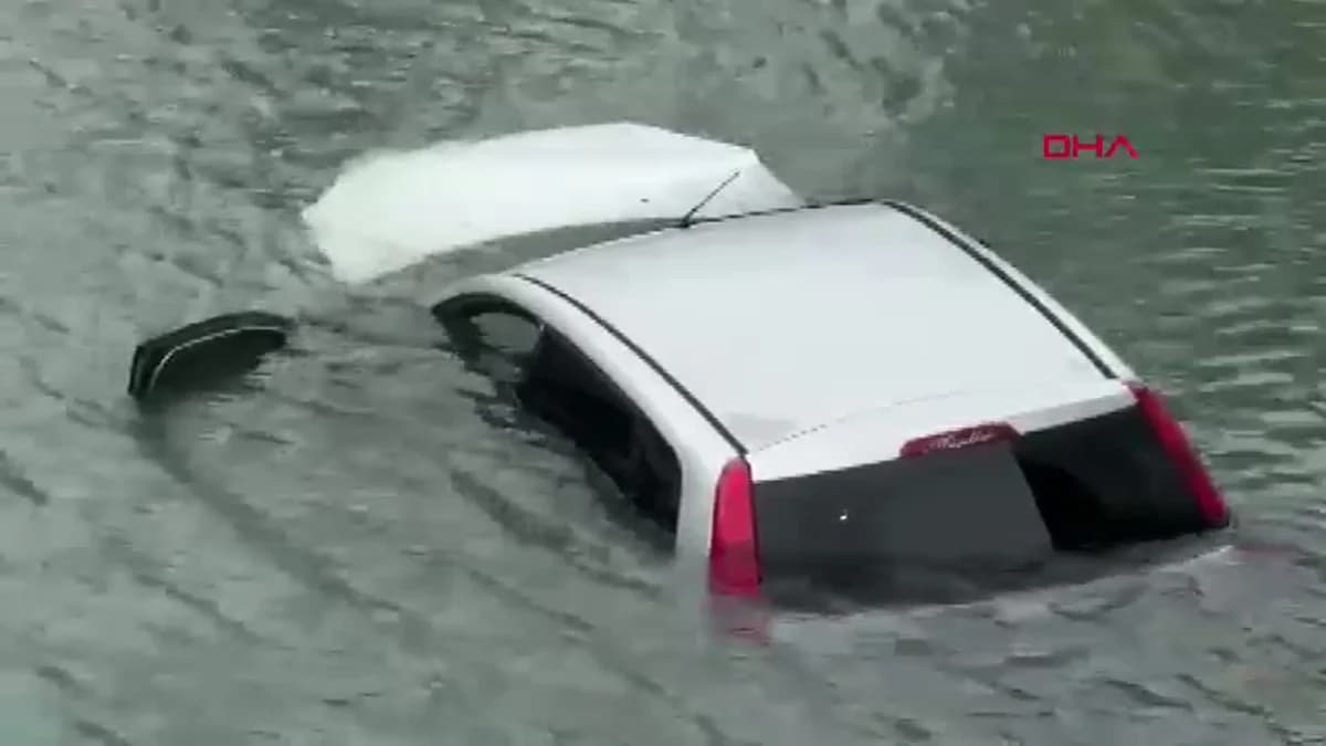 Antalya’da Otomobil Dereye Uçtu: 3 Kişi Yaralı Olmadan Kurtuldu