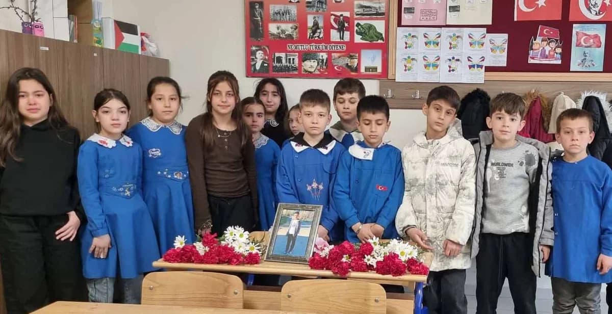 Bülent Umut Kesgin’i Arkadaşları Unutmadı: Sırasına Çiçek Bıraktılar