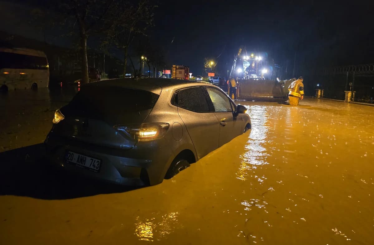 Manisa’da Şiddetli Yağışlar; Araçlar Yolda Mahsur Kaldı
