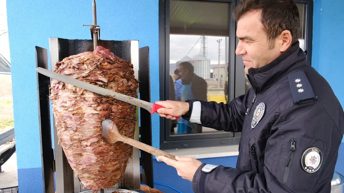 Sivas’taPolisten İftarlık İkram: Döner ve Ayran Sürücülerle Buluştu