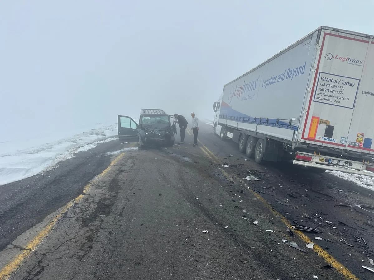 Artvin’de Hafif Ticari Araç ile TIR’ın Çarpışma Anı Kamerada