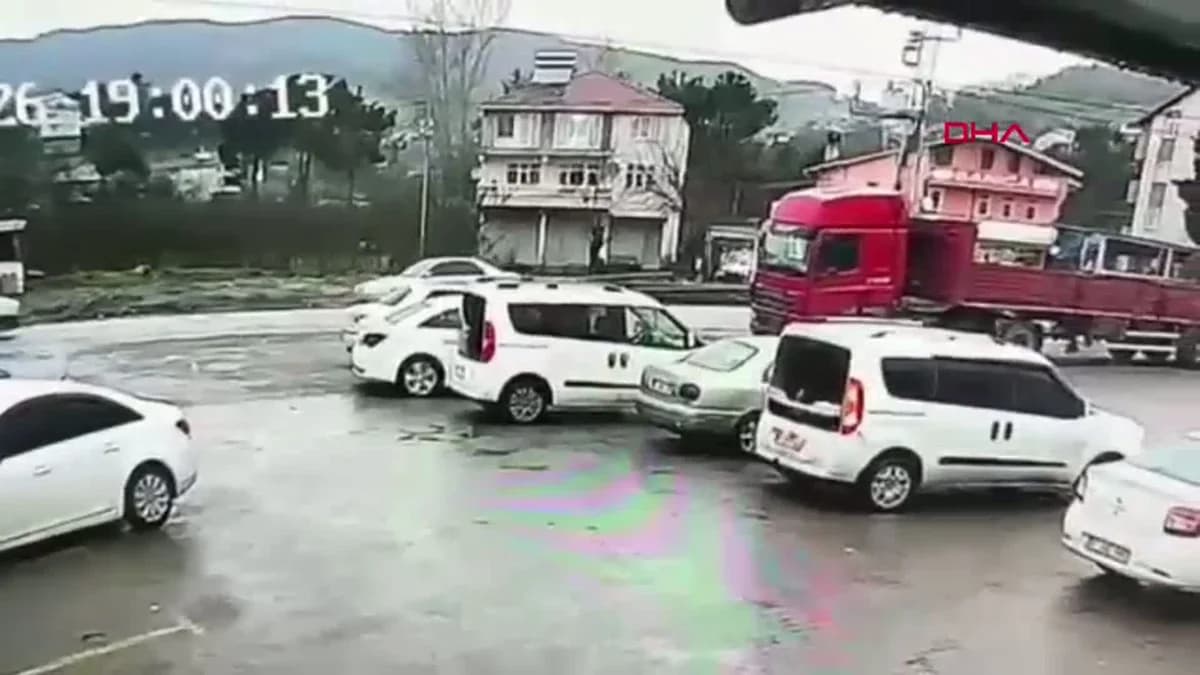 Zonguldak’ta Servis Minibüsü ile Otomobil Çarpıştı: 7 Yaralı