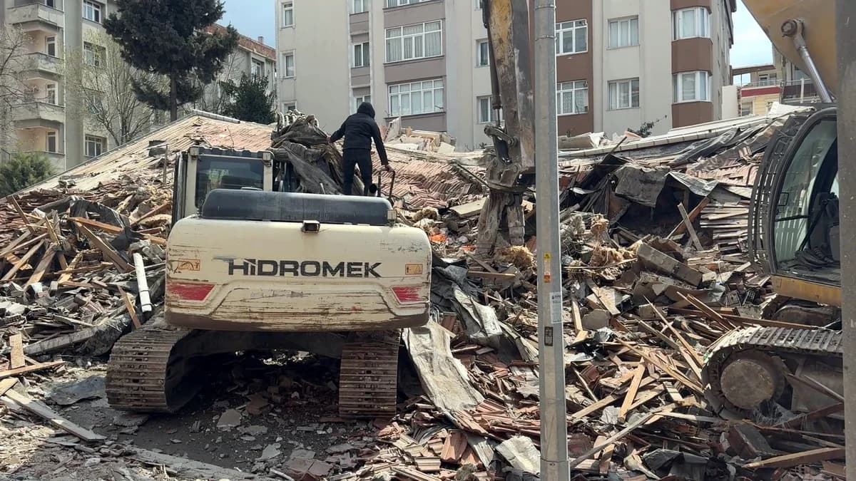 Avcılar’da Yıkım Sırasında Bina Çöktü; Operatör Kıl Payı Kurtuldu