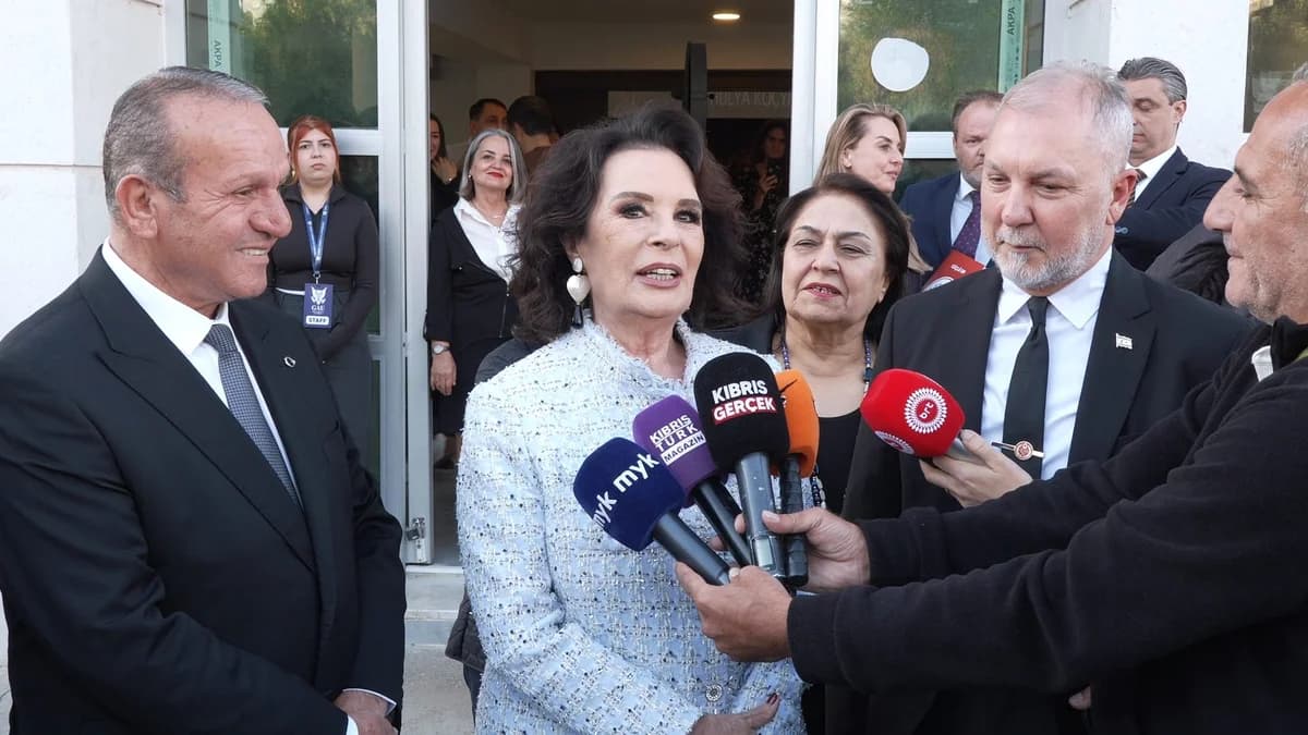 Yeşilçam’ın Efsane İsmi Hülya Koçyiğit KKTC’de Hayranlarıyla Buluştu