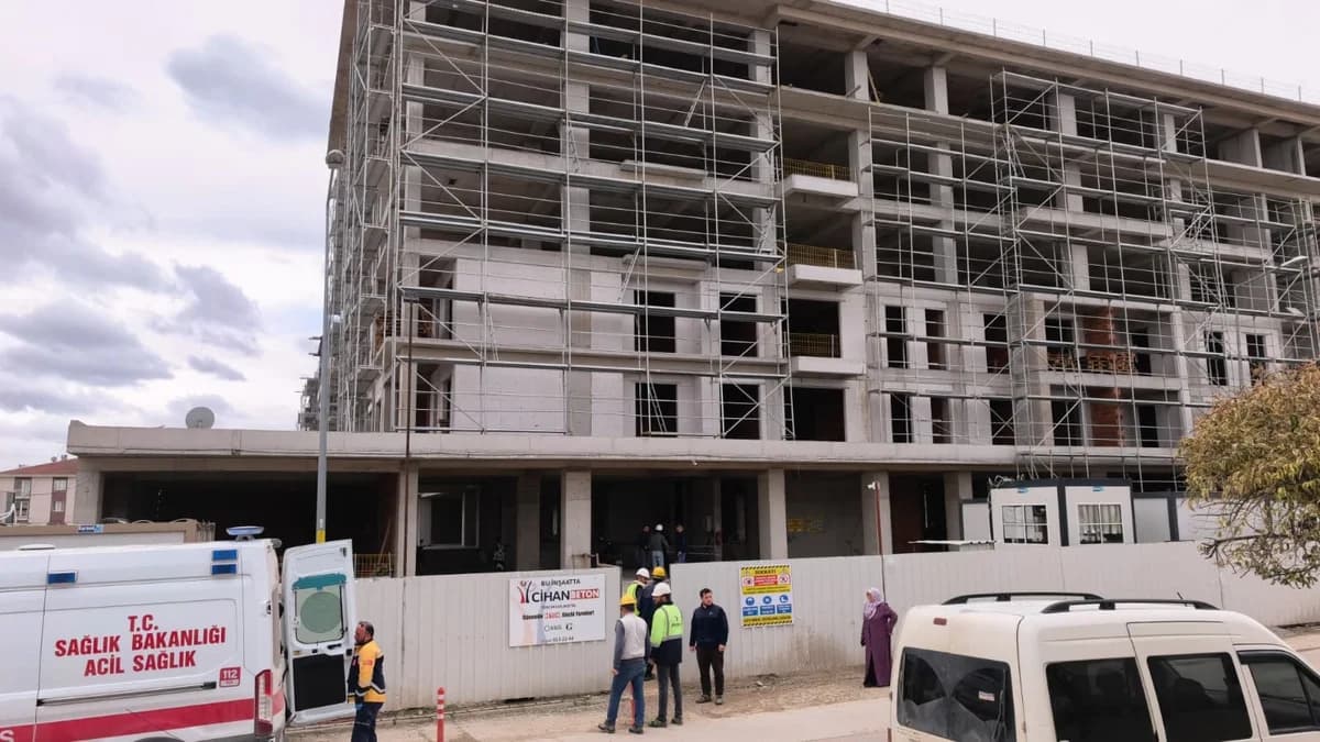 İnegöl’de İnşaatta Düşme Kazası: Bir İşçi Yaralandı