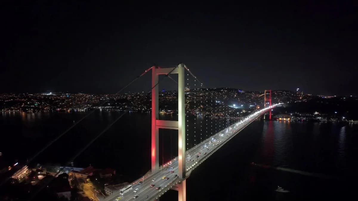 Galatasaray’ın Şampiyonluğu 15 Temmuz Şehitler Köprüsü’nde Işıldadı: İstanbul Sarı-Kırmızıya Büründü