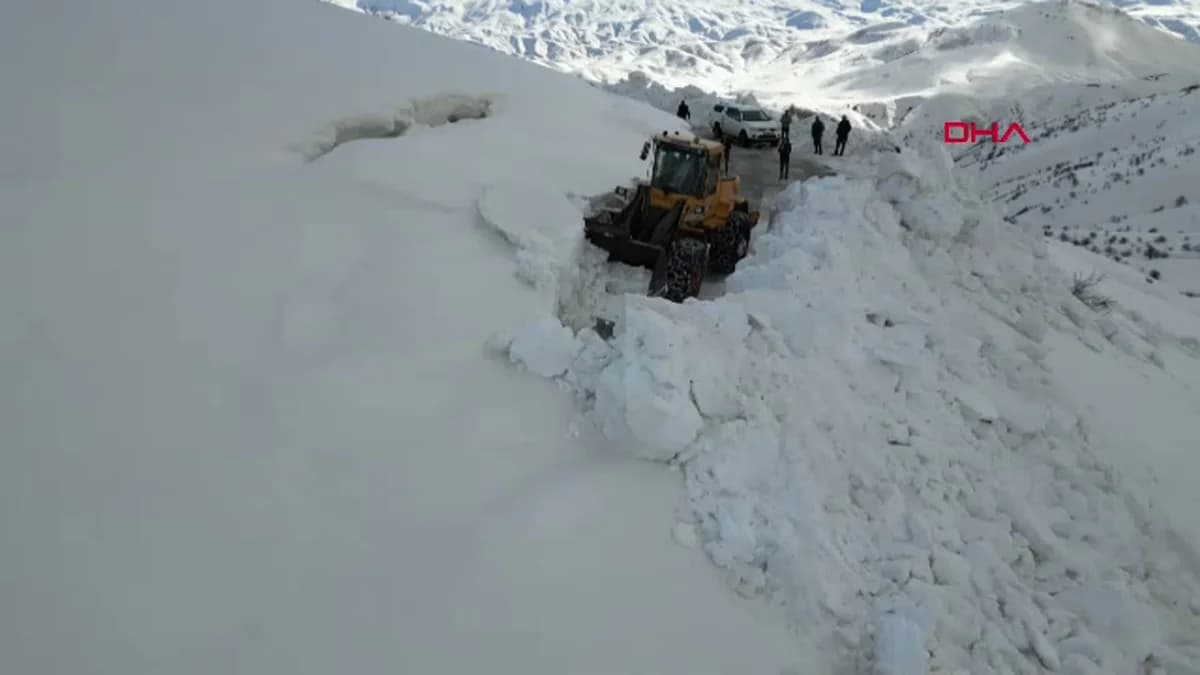 Bitlis’te Karla Mücadelede 5 Metre Engeli Aşılıyor