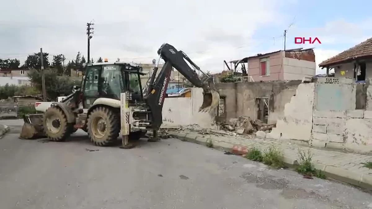 Mersin’de Tehlike Arz Eden Harabe Yapı Kontrollü Olarak Yıkıldı