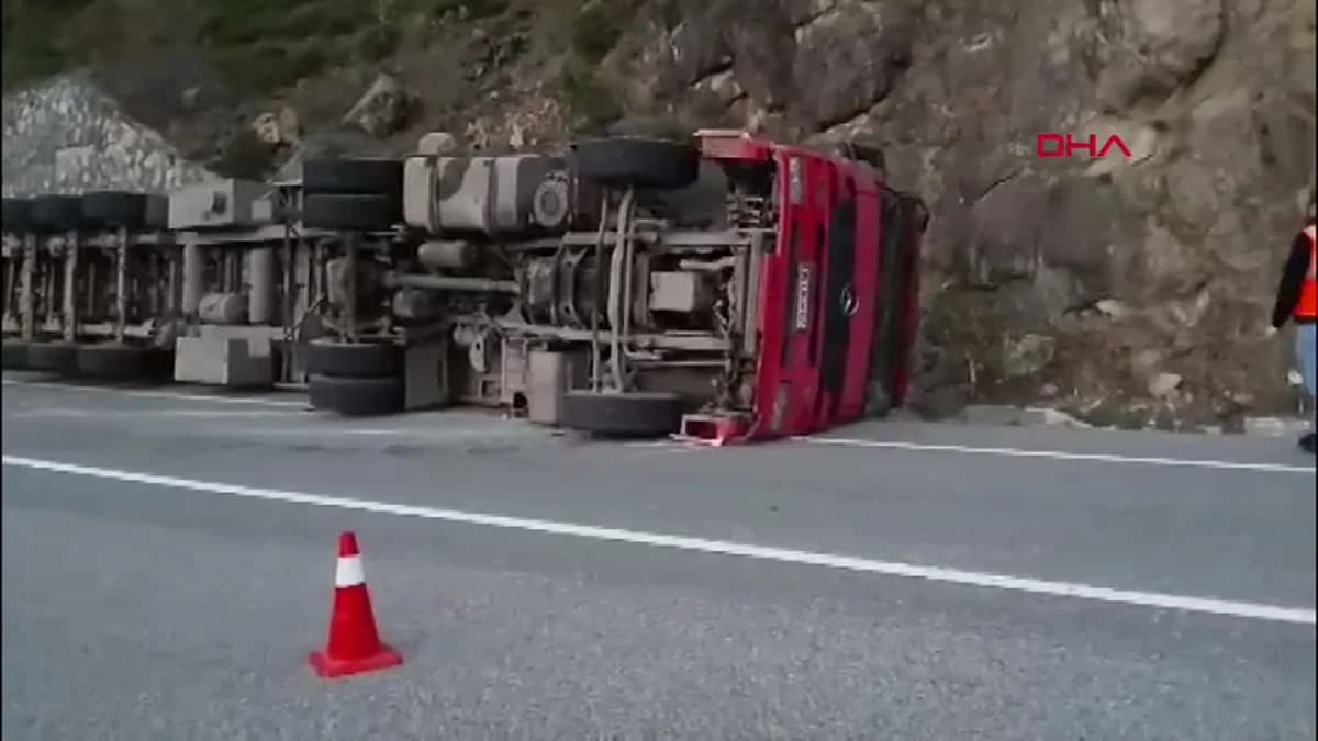 Artvin’de Kontrolden Çıkan TIR Devrildi: Şoför Ağır Yaralı