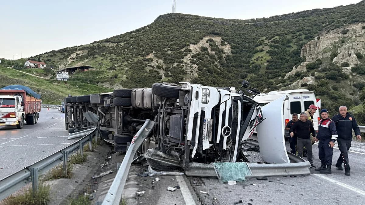 Manisa’da Akıl Almaz Kaza: TIR Devrildi, Trafik Kilometrelerce Durdu!
