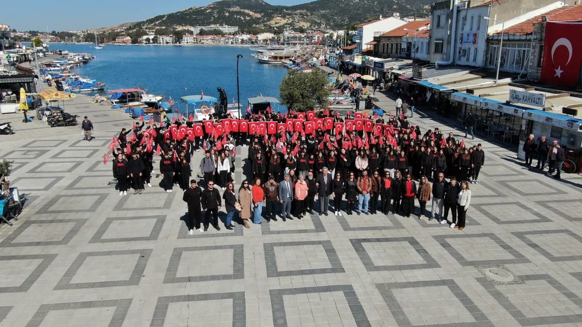 Foça’da İstiklal Marşı Coşkuyla Okundu