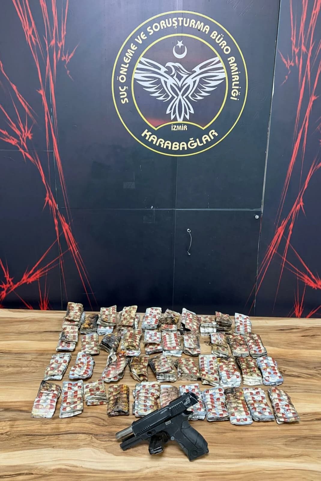 İzmir’de Ev Yangını: Uyuşturucu Maddeler ve 10 Gözaltı