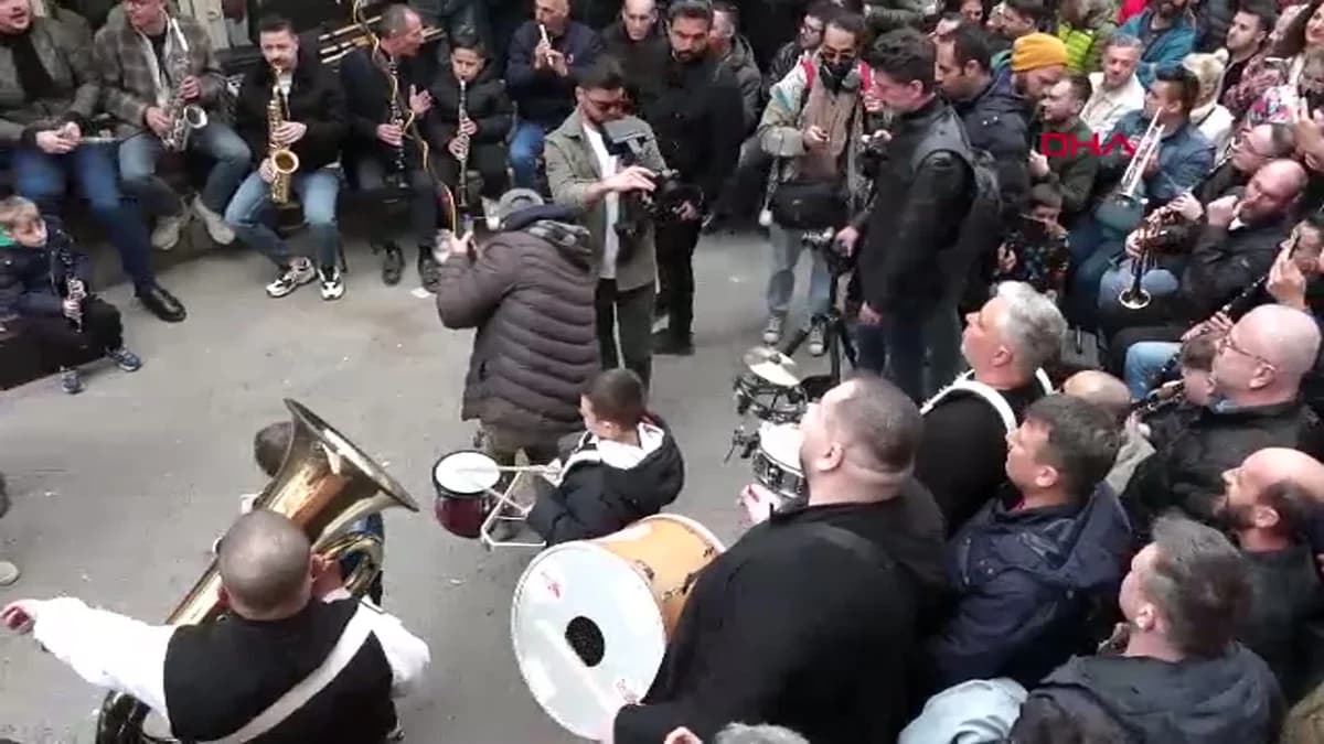İzmir’de Geleneksel ‘Arife Çalgısı’ Şenliğiyle Bayram Sevinci