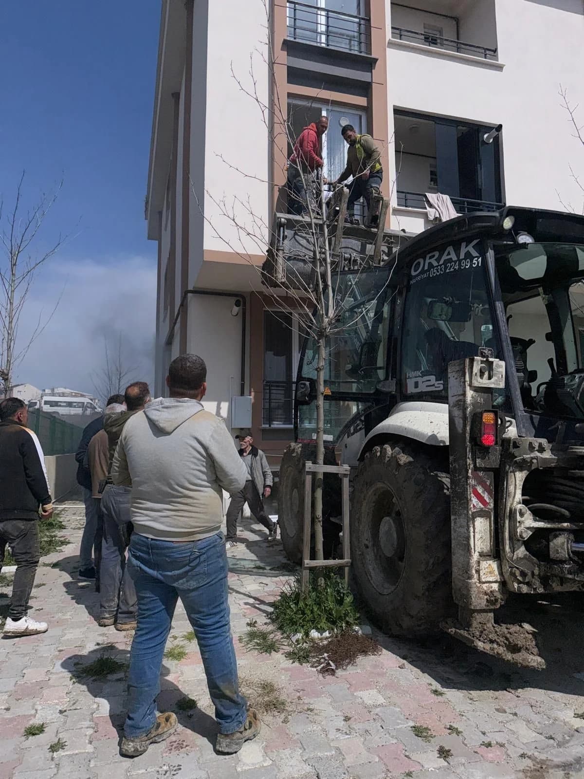 Arnavutköy’de Yangın Felaketi: Mahsur Kalanlar Kepçe ile Kurtarıldı