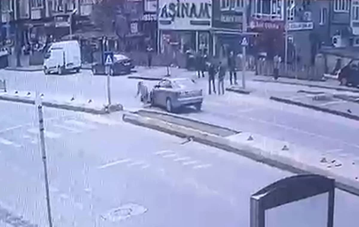 Edirne’de Yaya Geçidinde Otomobil Kazası Kamerada