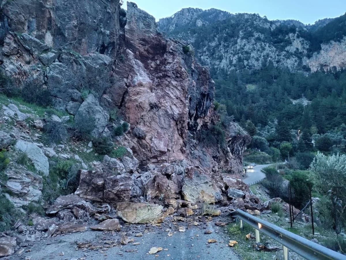 Fethiye’de yamaçtan düşen kayalar yolu trafiğe kapattı