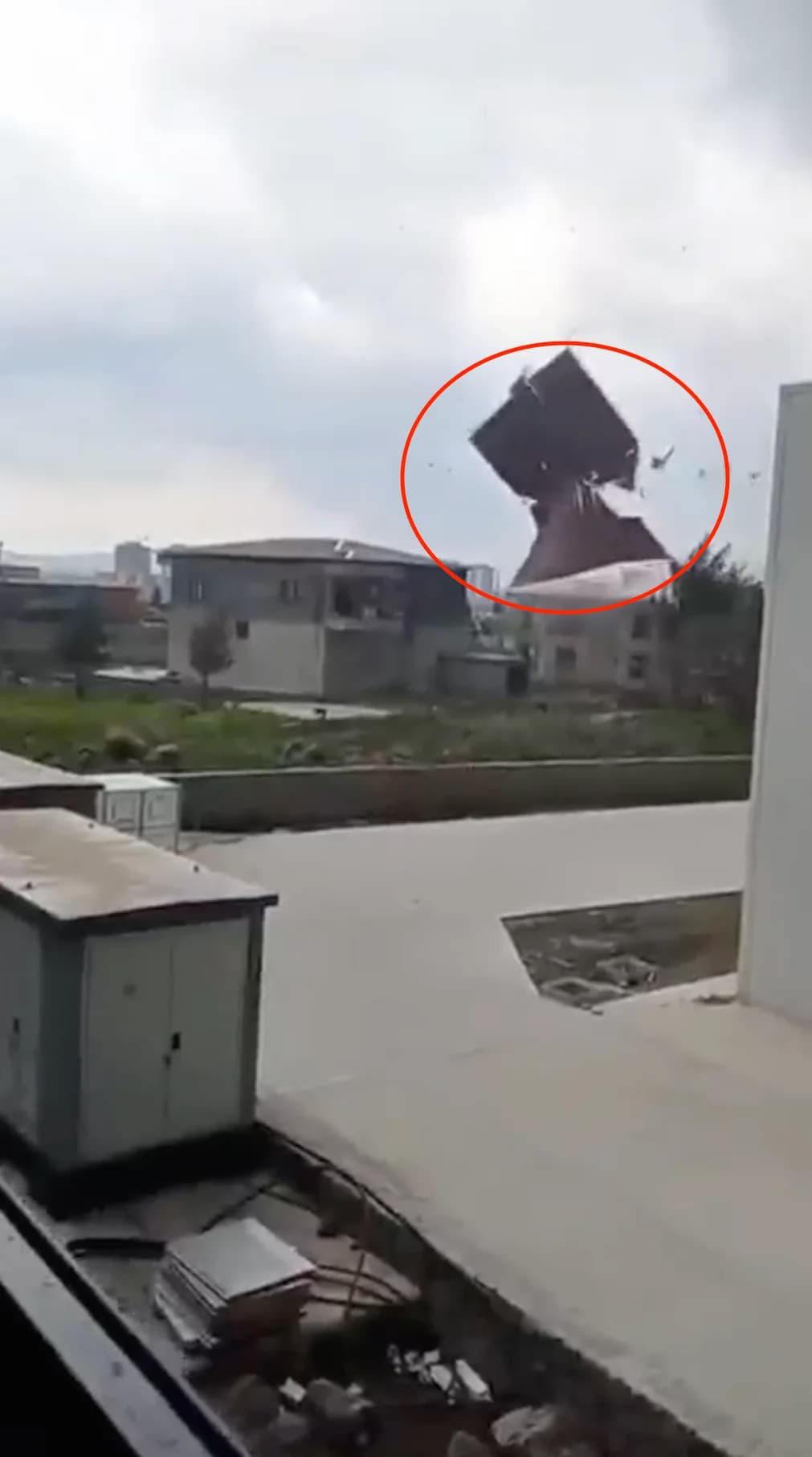 Diyarbakır’da Kuvvetli Rüzgar Çatıyı Uçurdu