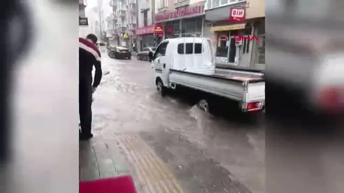 Uzunköprü’de Sağanak Yağış Hayatı Olumsuz Etkiledi