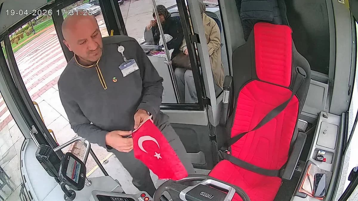 Otobüs Şoförü, Rüzgardan Düşen Türk Bayrağı’nı Topladı
