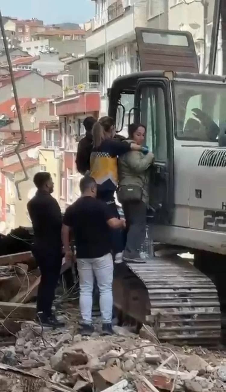 Gaziosmanpaşa’da Yıkım Sırasında Talihsiz Kaza: Kepçe Operatörünün Bacağı Kırıldı