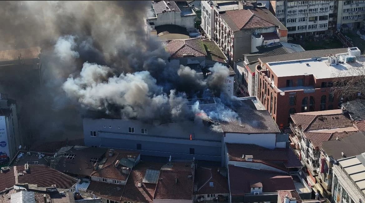 İzmit’teki İş Merkezinde Yangın: 2 Kişi Dumandan Etkilendi