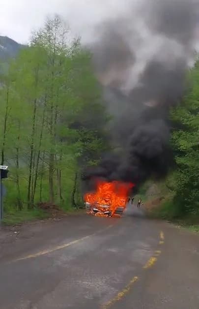 Artvin’de Seyir Halindeki Otomobil Alevlere Teslim Oldu: O Anlar Kamerada!